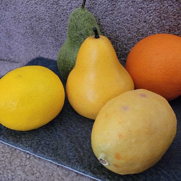Artificial food ; 2 pears , 2 🍊, 1 🍋; 1 lime; 1 🥑 4  🥕 , 1 🍅 ; 1 🫑 - Picture 2 of 3